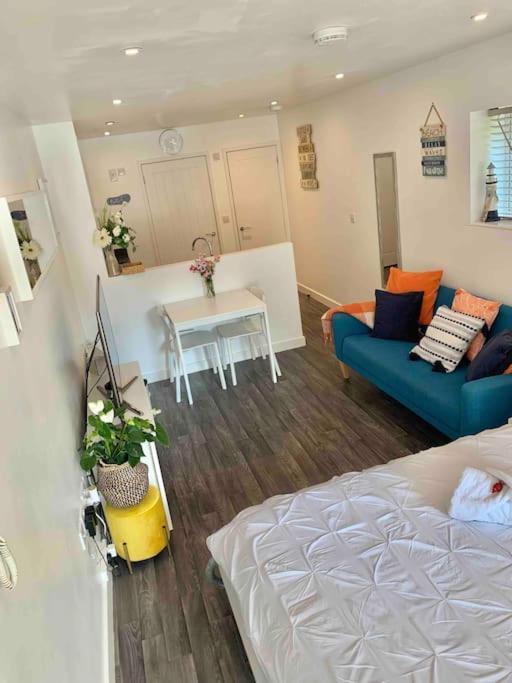 Bournemouth Nr Town Beach Train Coach Shops Lovely Entire Apartment Allows Quiet Good Dogs Exterior photo