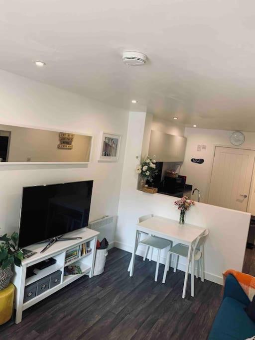 Bournemouth Nr Town Beach Train Coach Shops Lovely Entire Apartment Allows Quiet Good Dogs Exterior photo